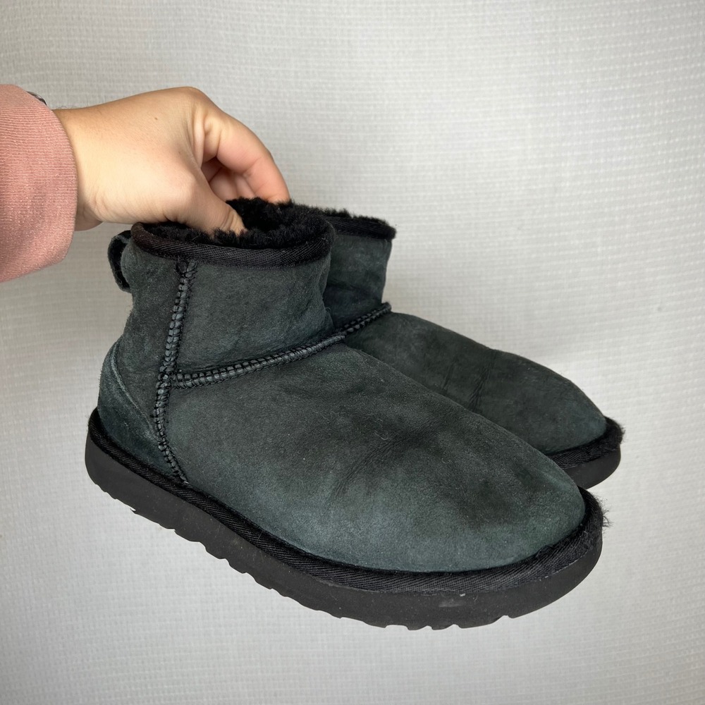 UGG Classic‎ Ultra Mini Ankle Boots Black Suede Sheepskin Lined Women's Size 9